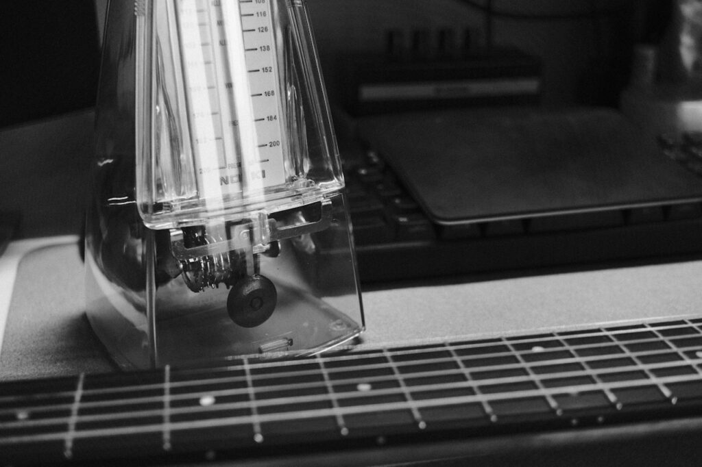 Metronom mit mechanischem Glockenspiel